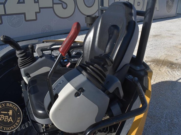 2021-deere-26g-image-44