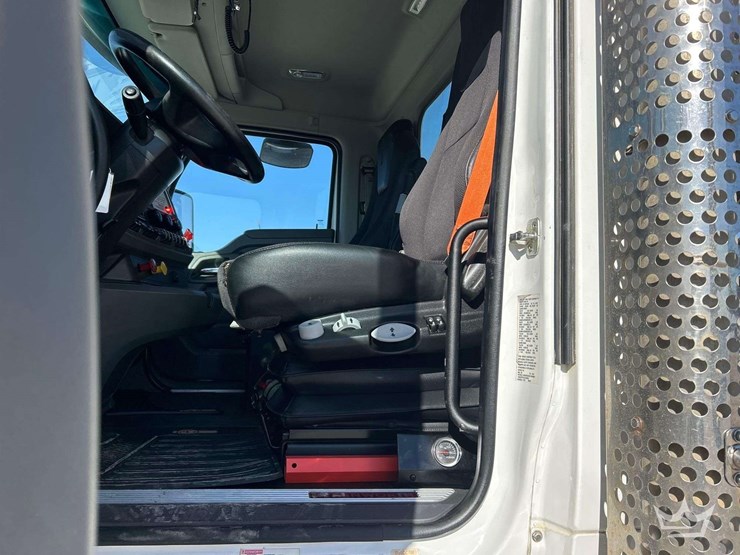 2019-kenworth-t880-image-12