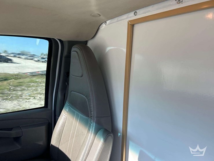 2017-chevrolet-express-3500-image-21