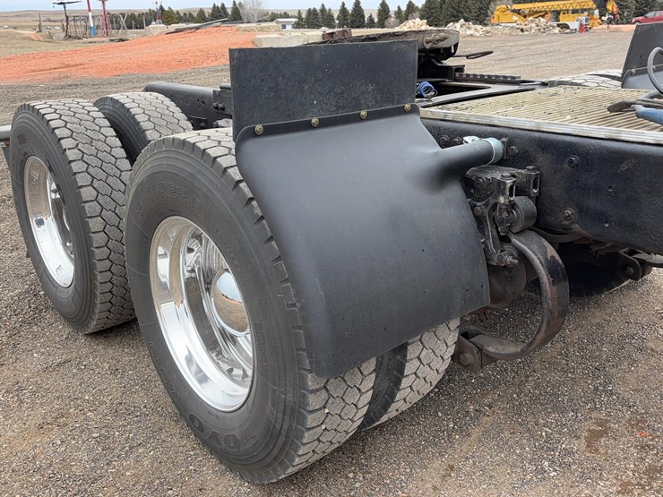 2004-kenworth-w900l-image-16