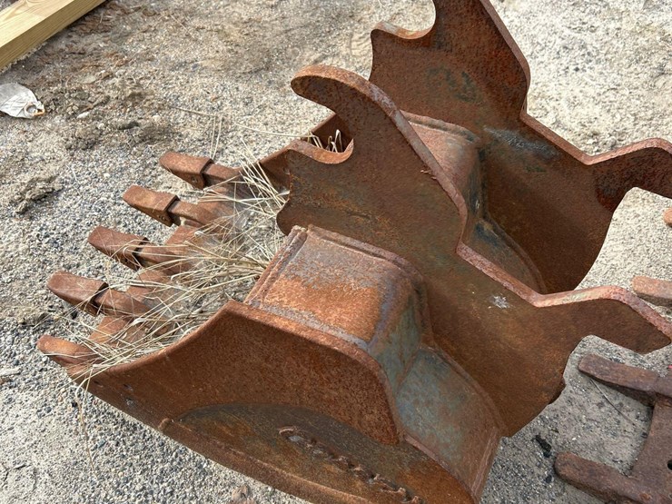 24in-hydraulic-excavator-bucket-image-2