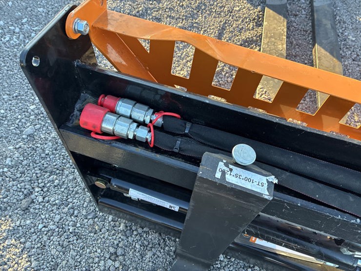 #115408-•-skidsteer-pallet-forks-hyd-adj-image-6
