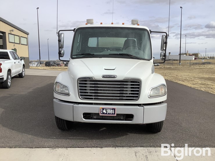 2003-freightliner-m2-106-image-2