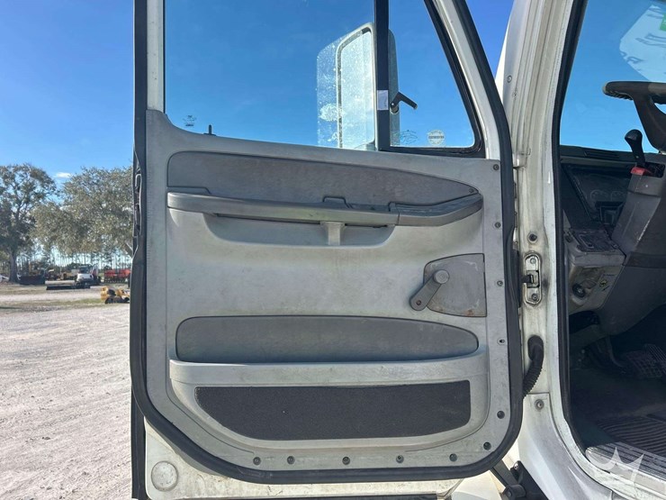 2007-freightliner-columbia-120-image-15