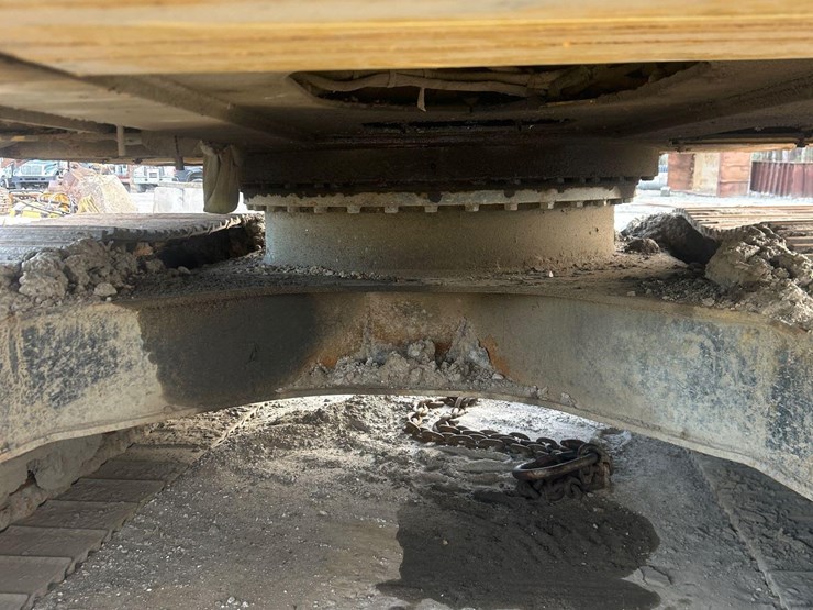 deere-240d-lc-image-32