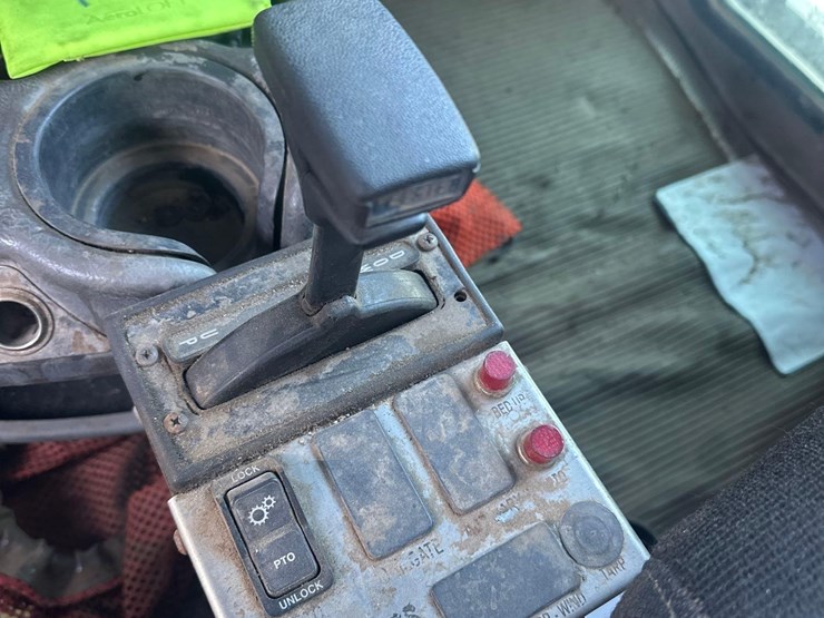 2005-kenworth-t300-image-19