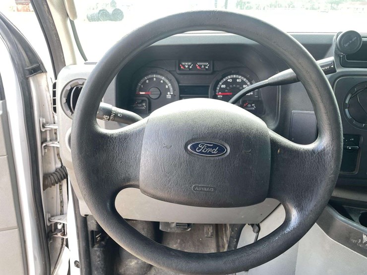 2014-ford-cargo-image-12