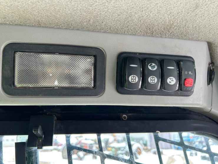 2015-caterpillar-299d-image-24