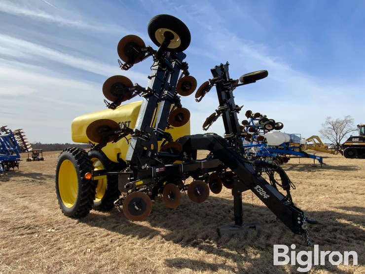 2023-fast-8324-16r30-fertilizer-applicator-image-3