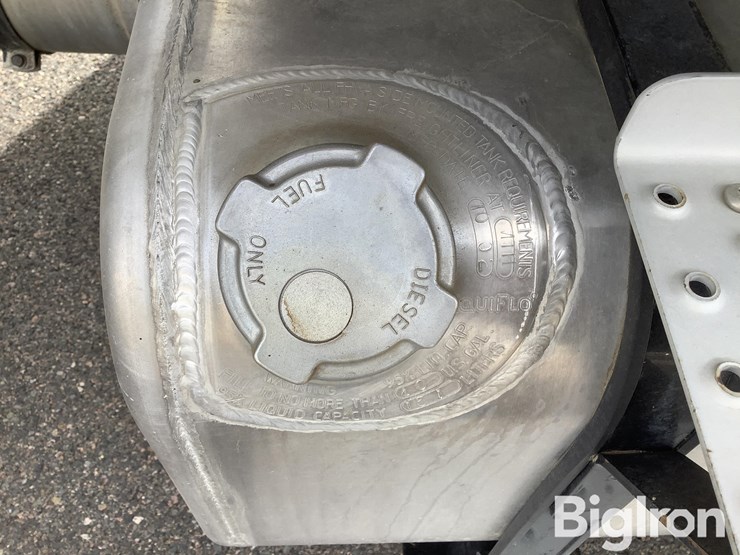 2003-freightliner-m2-106-image-11