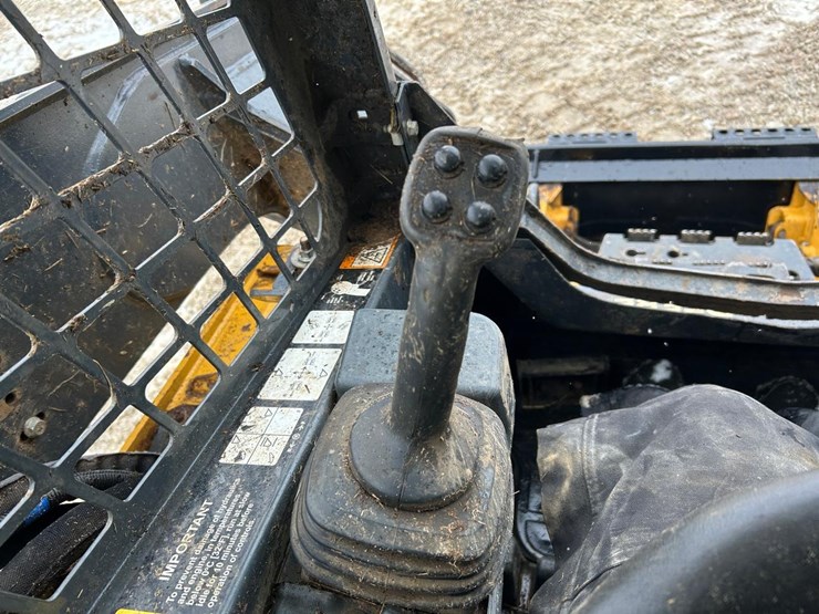 2021-deere-331g-image-24