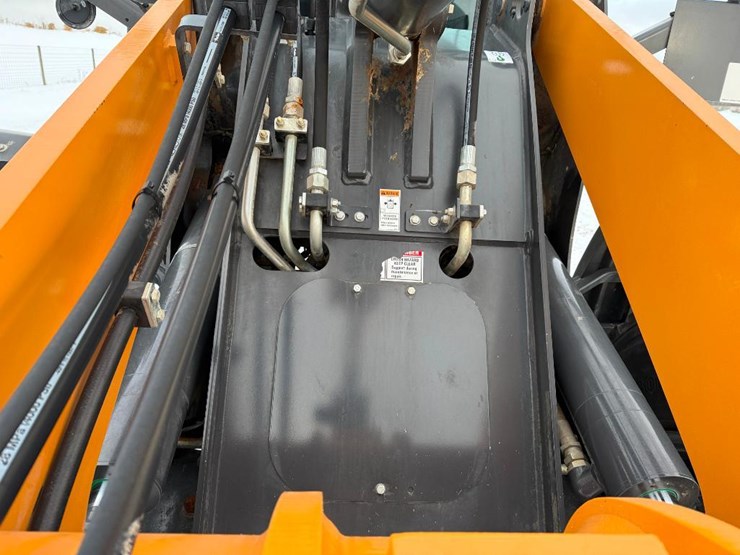 2023-case-621g-xr-image-38