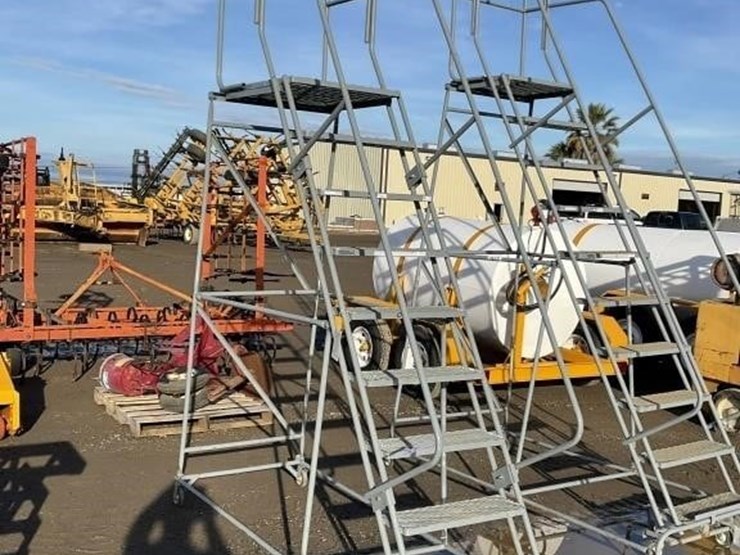 u-line-8.5'-portable-steel-step-ladder-image-3