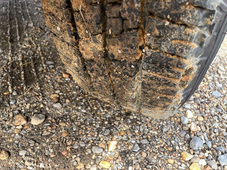 2014-ford-cargo-image-19