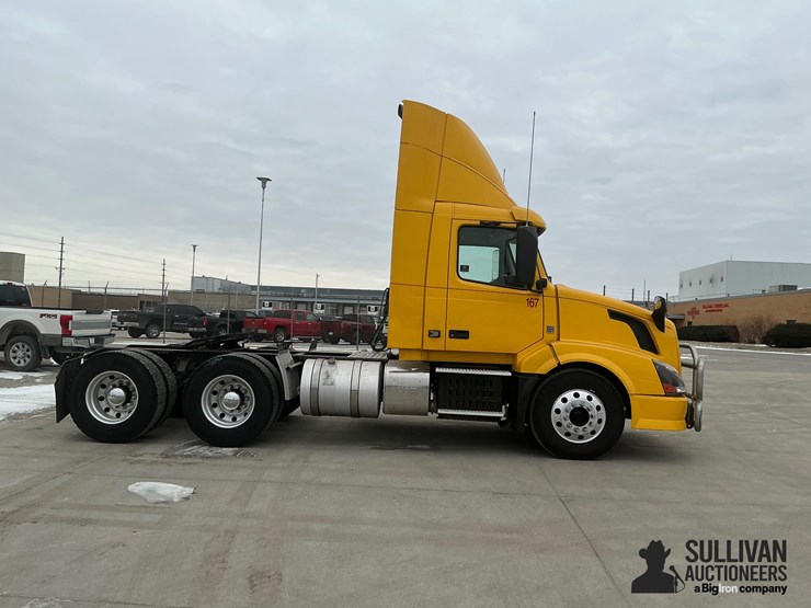 2017-volvo-vnl64t300-image-4