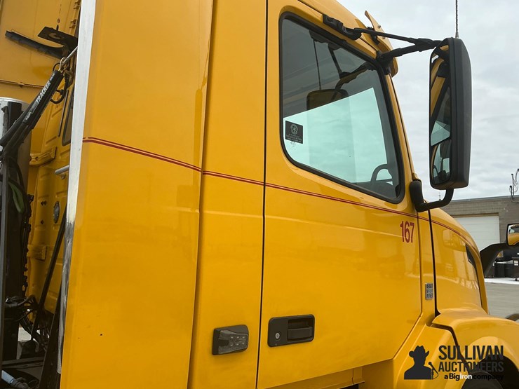 2017-volvo-vnl64t300-image-13