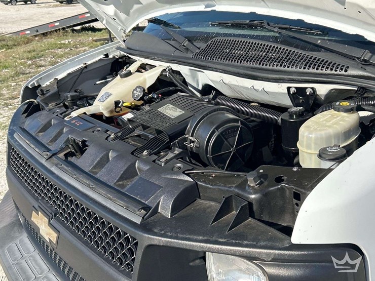 2017-chevrolet-express-3500-image-9