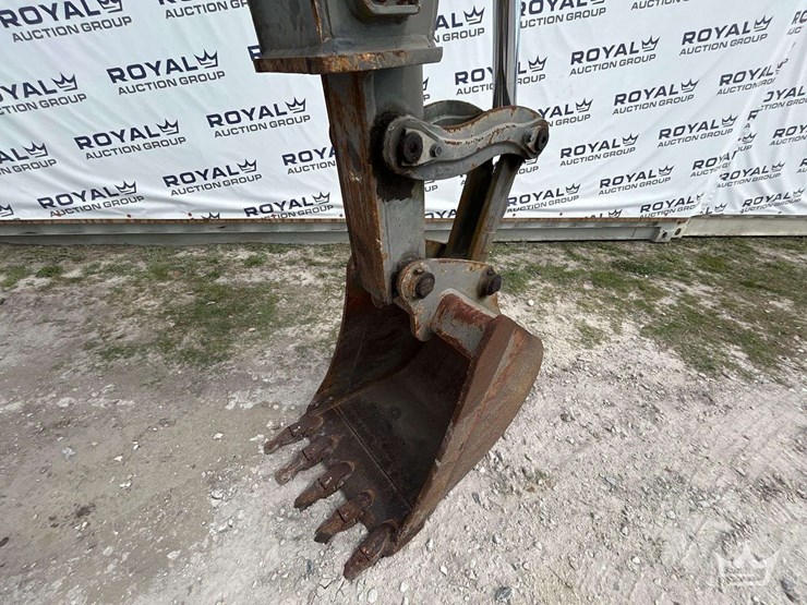 2013-volvo-bl70b-image-18