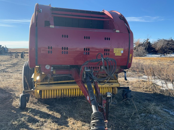2020-new-holland-560-roll-belt-round-baler-image-14