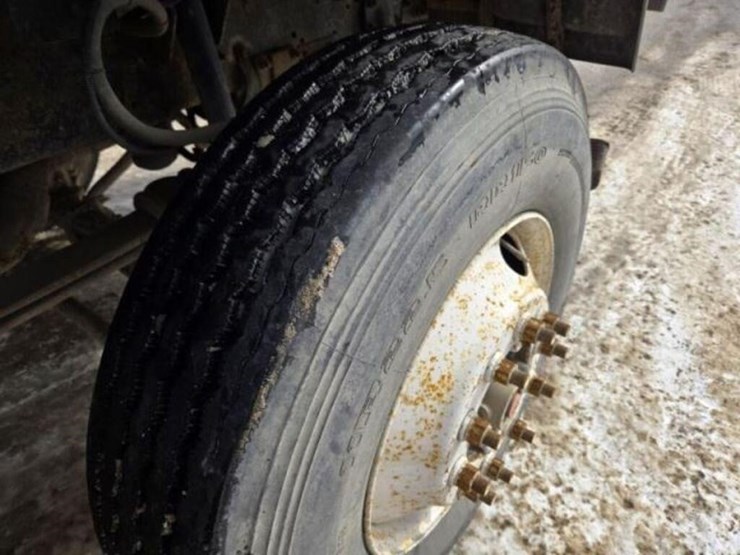 2009-gmc-t7500-image-15