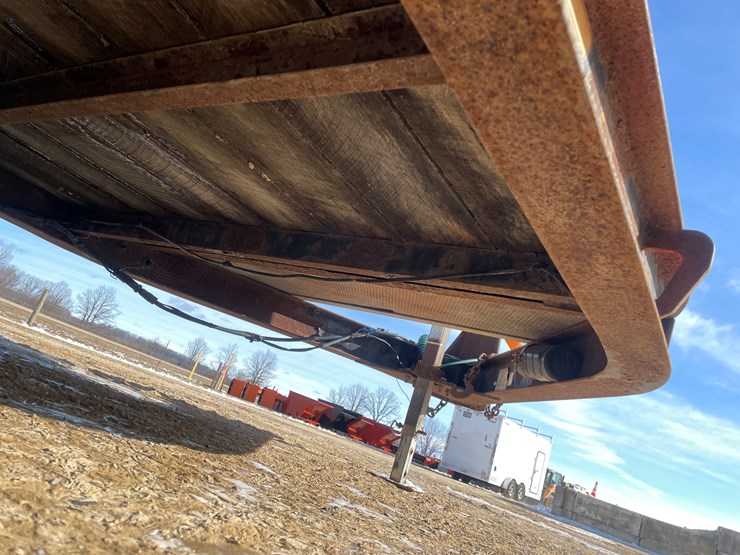 #300-•-2005-towmaster-dual-axle-trailer-(sells-with-no-title)-image-33