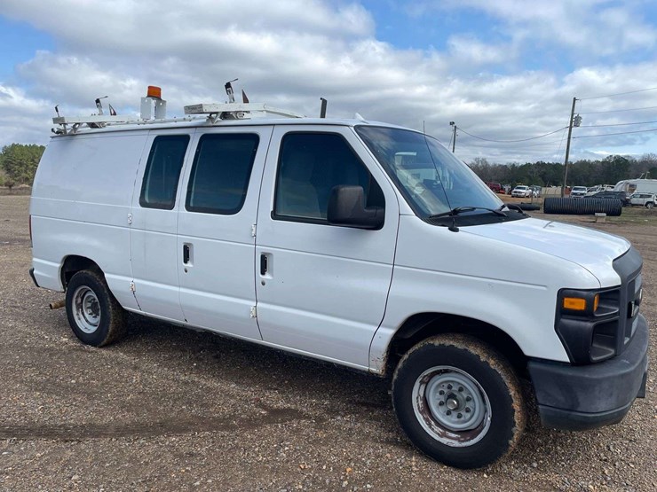 2014-ford-cargo-image-4