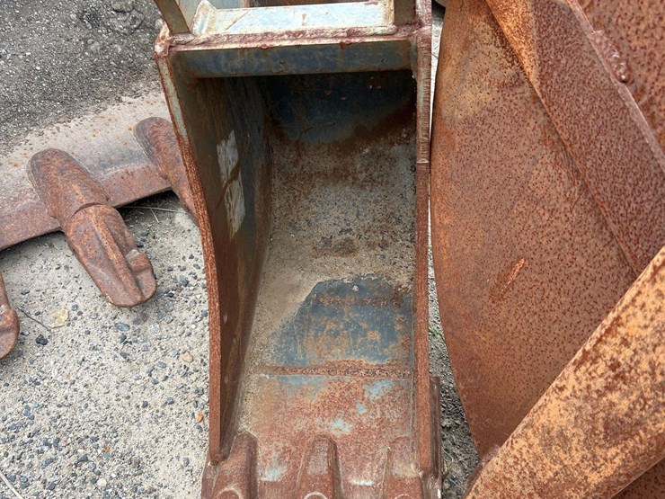 john-deere-14in-hydraulic-excavator-bucket-image-1