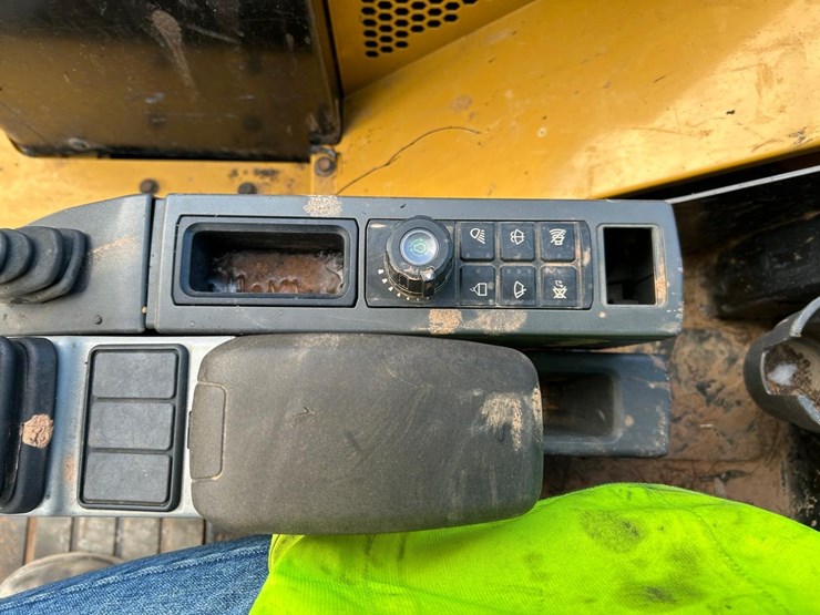 2021-caterpillar-306-cr-image-24