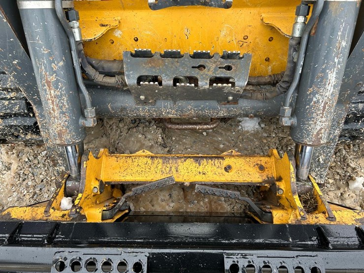 2021-deere-331g-image-10