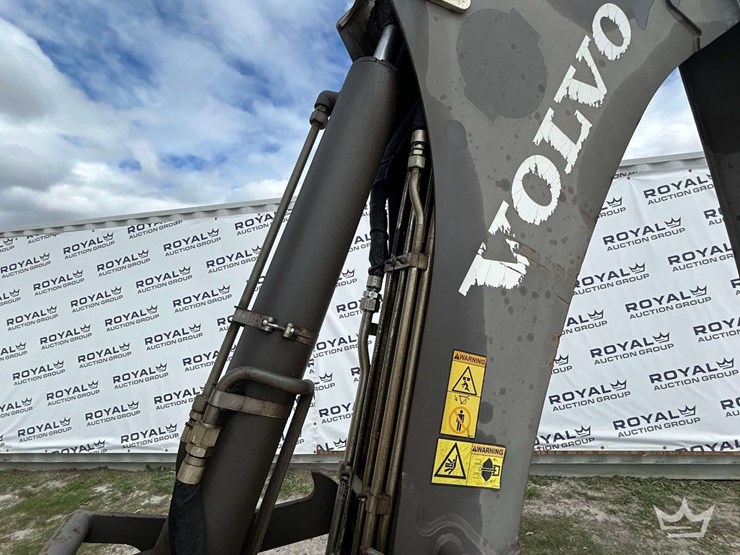 2013-volvo-bl70b-image-15