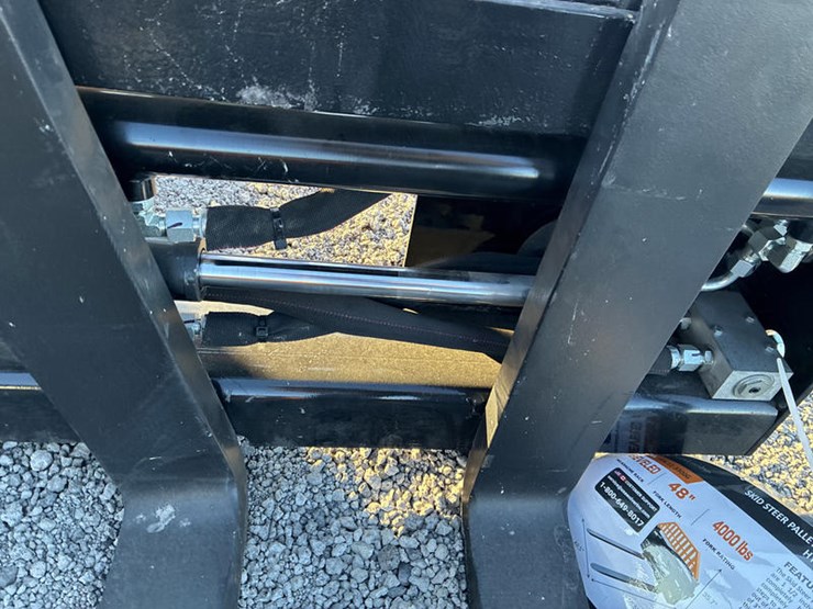 #115409-•-skidsteer-pallet-forks-hyd-adj-image-5