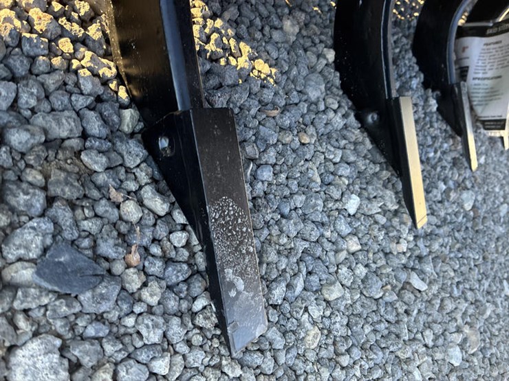 #115428-•-72"-skidsteer-ripper-image-3