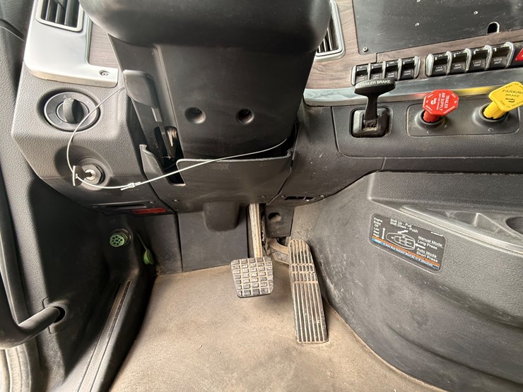 2022-western-star-49x-image-40