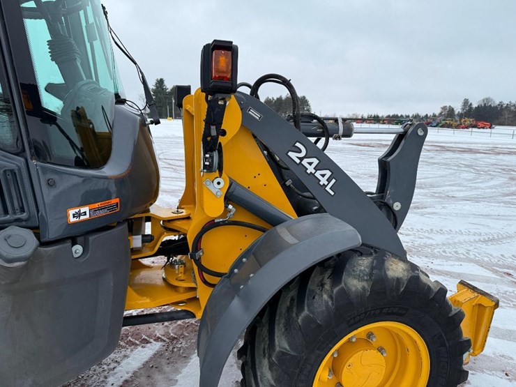 2019-deere-244l-image-44