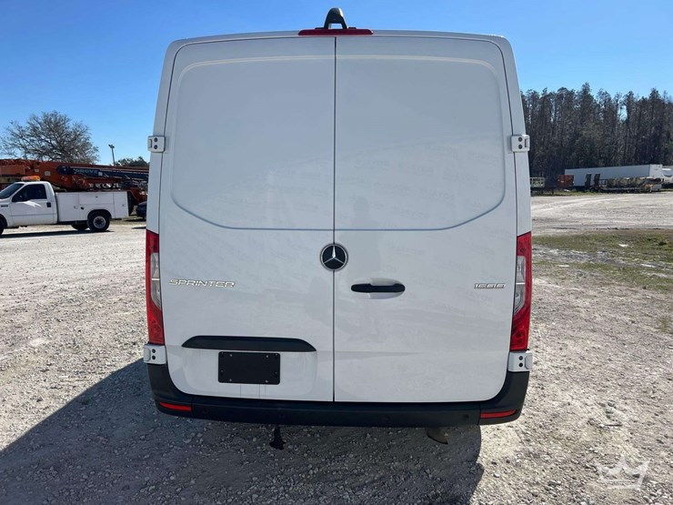 2022-mercedes-benz-sprinter-1500-image-22