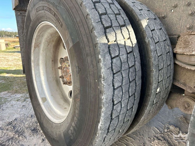 1995-peterbilt-379-image-41