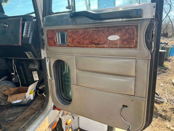 2000-peterbilt-379-image-26