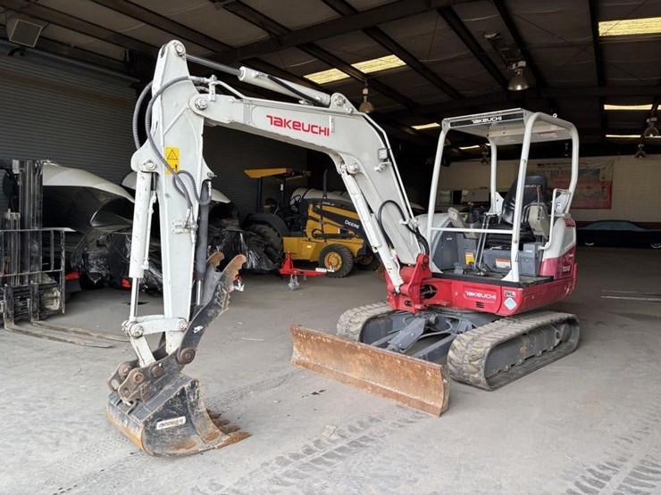 2021-takeuchi-tb240-image-1