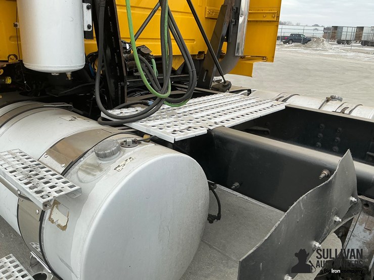 2017-volvo-vnl64t300-image-20