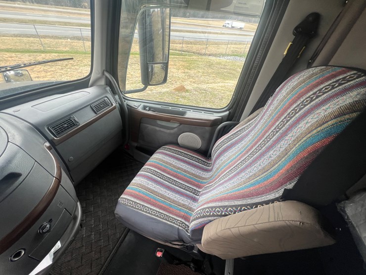 2012-volvo-vn-image-33