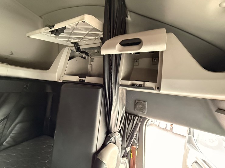 2022-western-star-49x-image-46