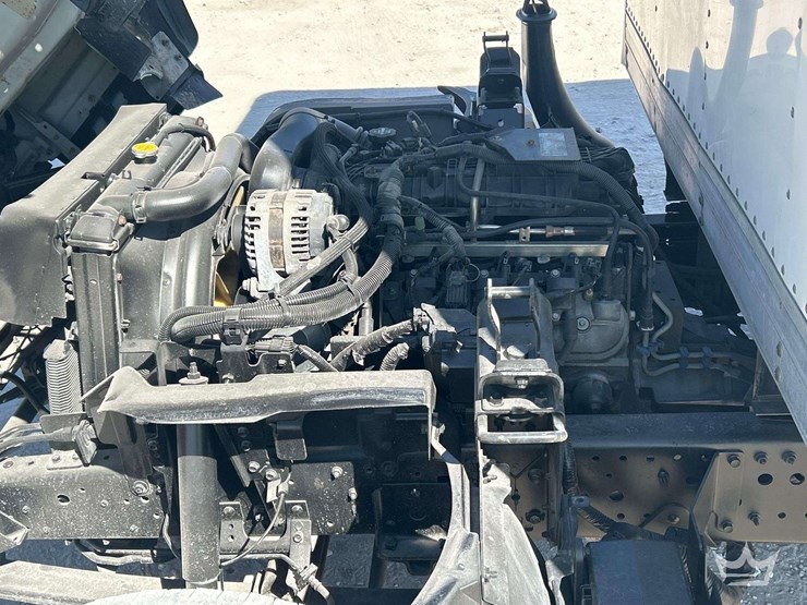 2015-isuzu-npr-image-7