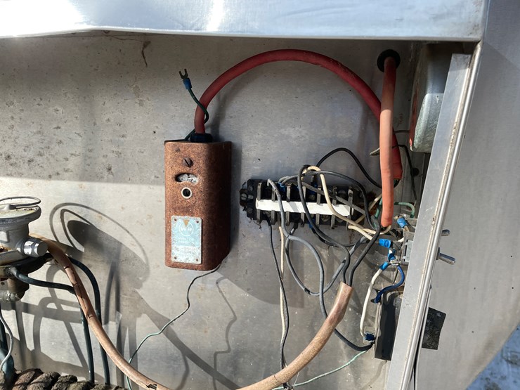 #305-•-600-gallon-mueller-stainless-steel-bulk-tank-image-11