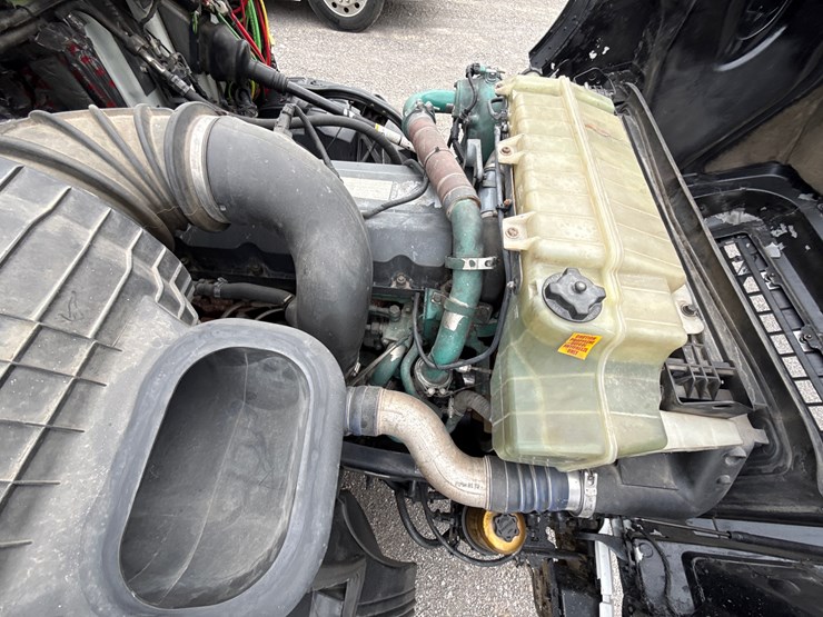 #30941-•-2010-volvo-vnl-tandem-axle-truck-tractor-image-12