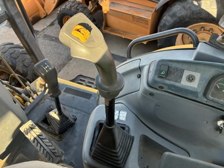 new-holland-b95-image-22