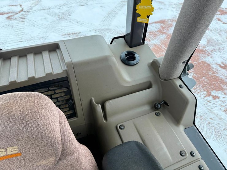 2011-case-1650l-xlt-image-63