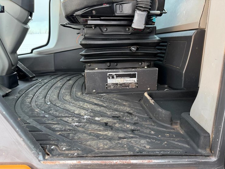 2023-case-621g-xr-image-58