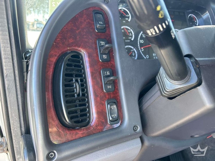 2017-freightliner-m2-106-image-13