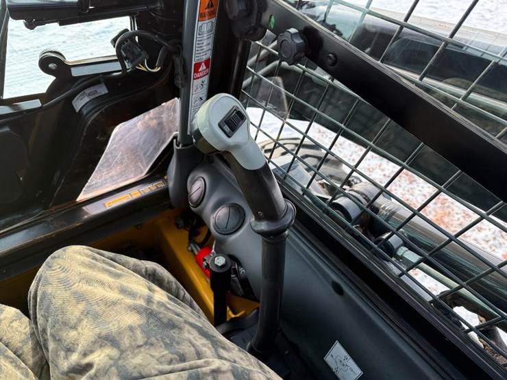 new-holland-l218-image-30