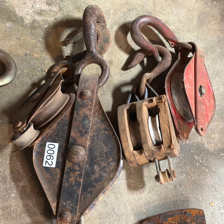 #62 • LOT OF PULLEYS
